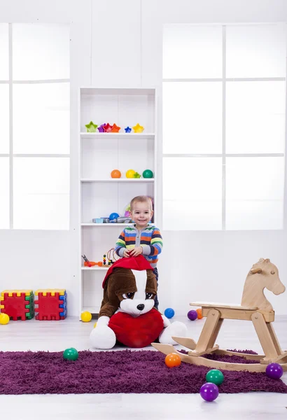 Niño en la habitación — Foto de Stock