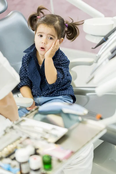 Dişçideki küçük kız. — Stok fotoğraf