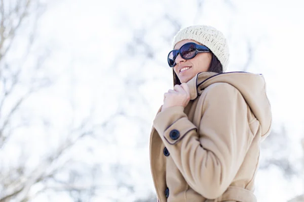 Giovane donna in inverno — Foto Stock