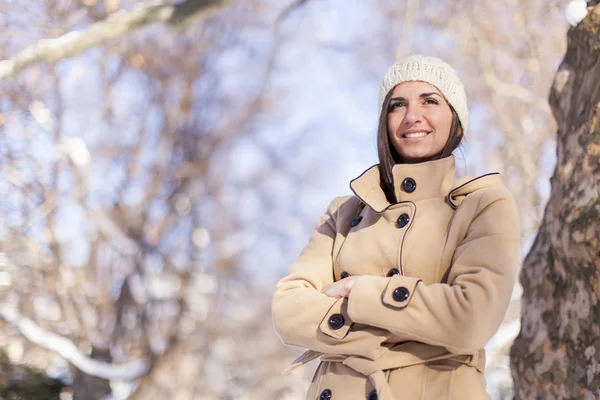 Jovem mulher no inverno — Fotografia de Stock