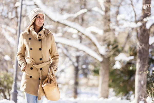 Jeune femme en hiver — Photo