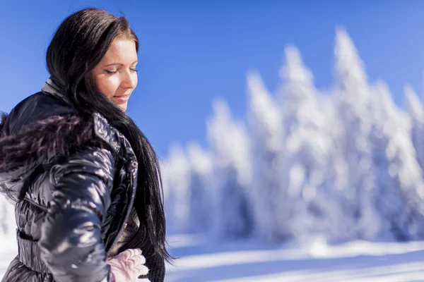 Genç kadın kış tatili — Stok fotoğraf