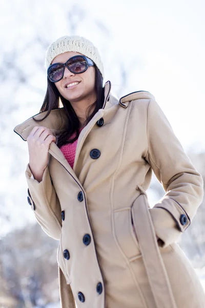 Giovane donna in inverno — Foto Stock