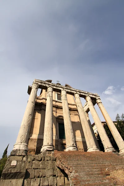 アントニウス寺とファウスティナ イン フォロ ・ ロマーノ、ローマ、イタリア — ストック写真