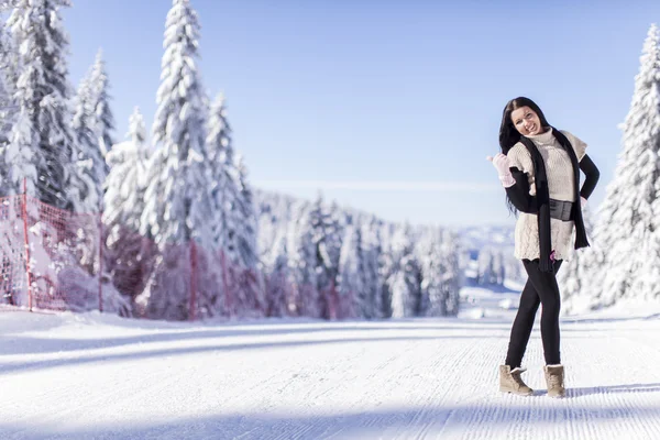 Young woman on the mountain — Stock Photo, Image