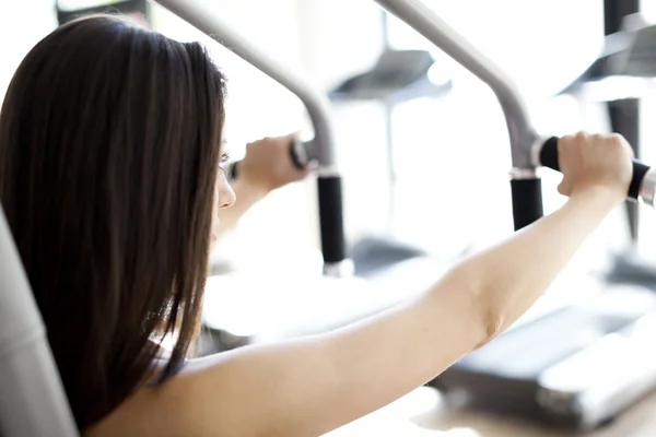 Fille dans la salle de gym — Photo