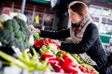 genç bir kadın Market