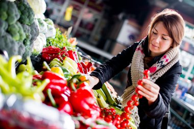 genç bir kadın Market