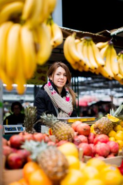 genç bir kadın Market
