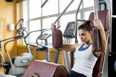 Spor salonundaki genç kadın.