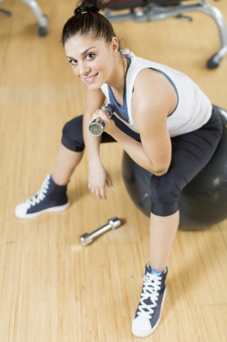 Spor salonundaki genç kadın.