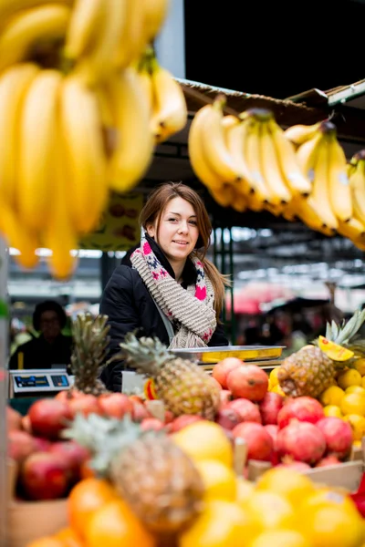 Ung kvinna på marknaden — Stockfoto