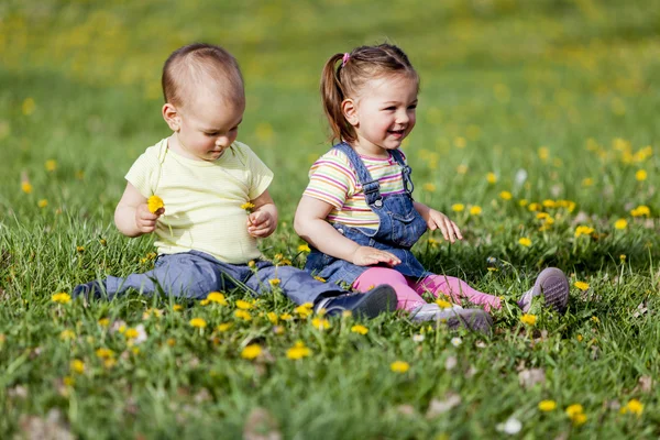 Niños en el campo de primavera — Foto de Stock