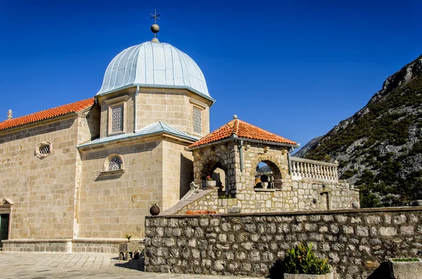 A Szűzanya a sziklák templom, Perast, Montenegro — Stock Fotó