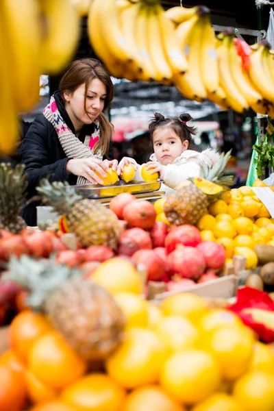 Mor och dotter på marknaden — Stockfoto