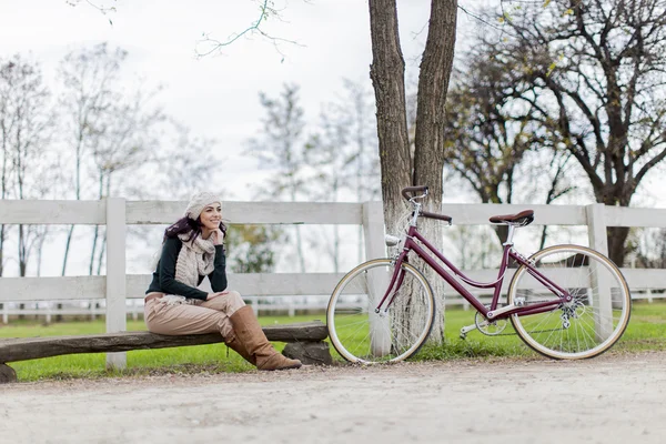 Jeune femme avec un vélo — Photo