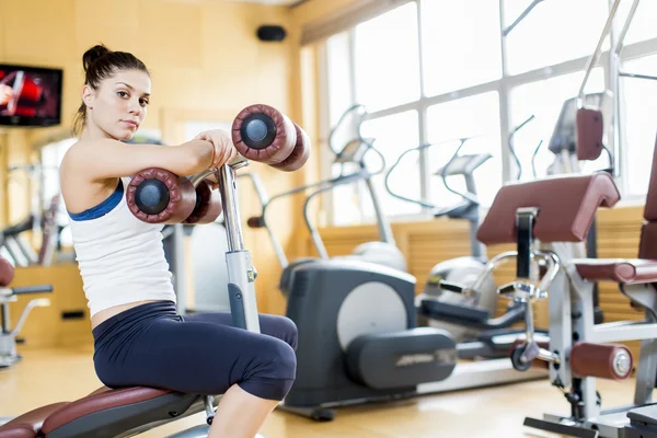 Spor salonundaki genç kadın. — Stok fotoğraf