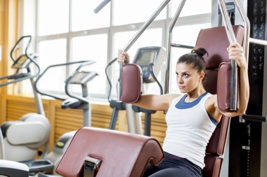 Spor salonundaki genç kadın.