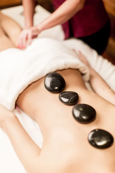 Terapia de masaje con piedras calientes — Foto de Stock