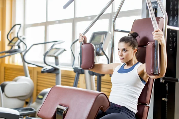 Mujer joven en el gimnasio — Foto de Stock