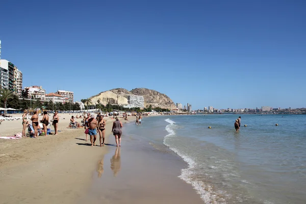 Turisti sulla spiaggia della Costa Blanca, vicino ad Alicante in Spagna — Foto Stock