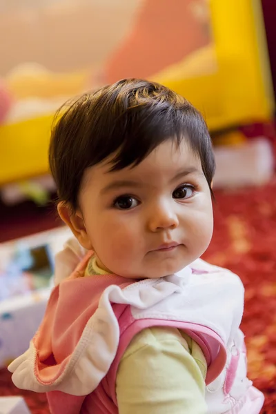 Kleines Mädchen im Zimmer — Stockfoto