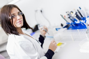 genç kadın tıbbi laboratuvar