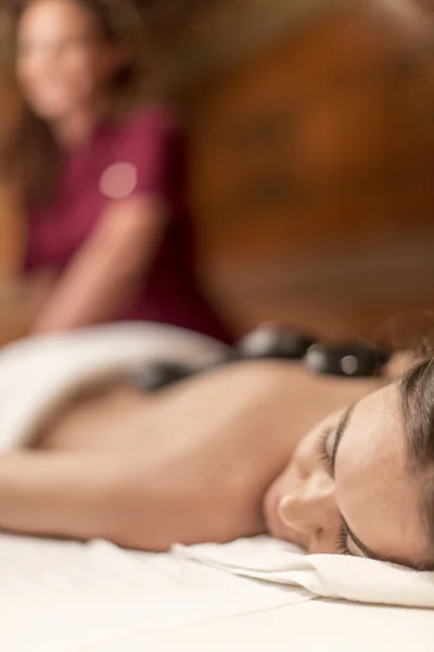 Terapia de massagem de pedra quente — Fotografia de Stock