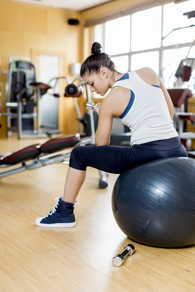 Young woman traiing in the gym — Stock Photo, Image