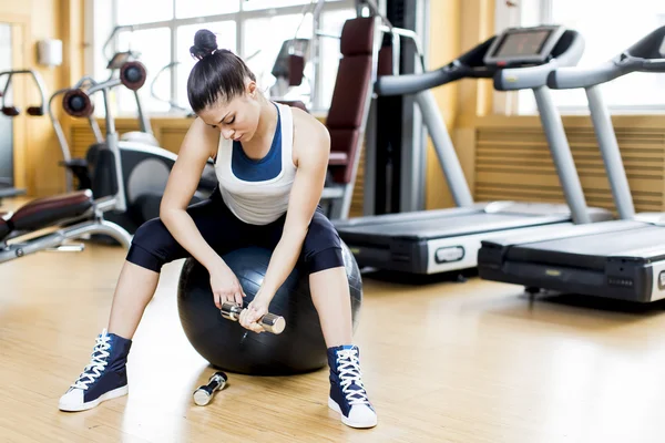 Mujer joven en el gimnasio — Foto de Stock