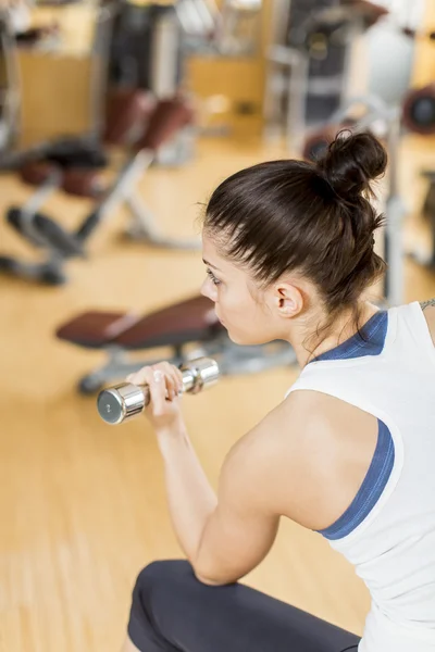 Mujer joven en el gimnasio — Foto de Stock