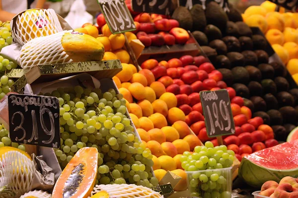На ринку фрукти — стокове фото
