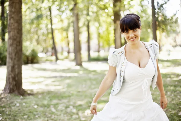 Jeune femme dans le parc — Photo