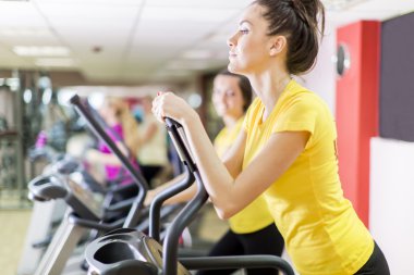 Spor salonundaki genç kadın.