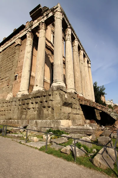 Templo de Antônio e Faustina em Foro Romano, Roma, Itália — Fotografia de Stock