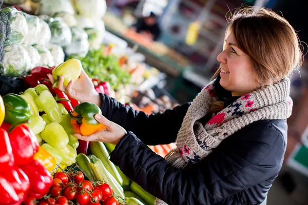 Jonge vrouw op de markt — Stockfoto