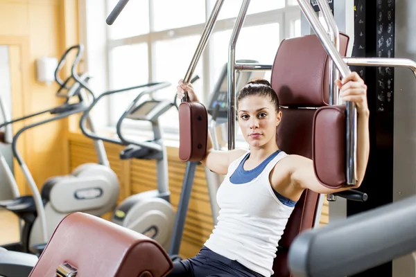 Spor salonunda çalışan genç bir kadın. — Stok fotoğraf