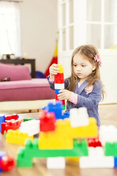 Kleines Mädchen spielt im Zimmer — Stockfoto