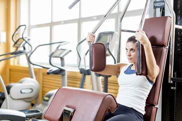 Mujer joven en el gimnasio — Foto de Stock