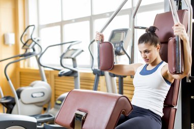 Spor salonundaki genç kadın.