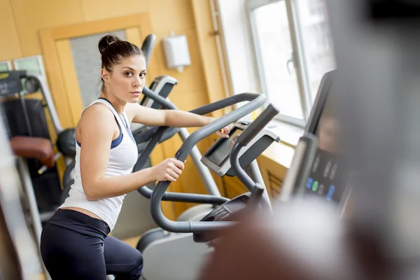 Ung kvinne i gymsalen – stockfoto