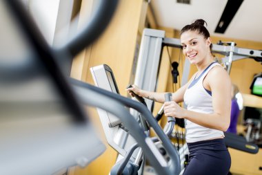 Spor salonunda çalışan genç bir kadın.