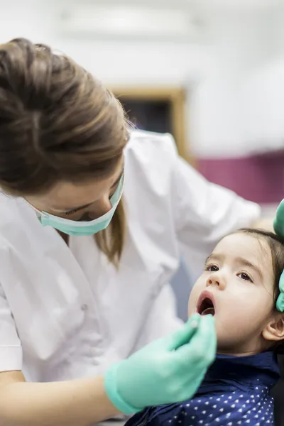 Bambina dal dentista — Foto Stock