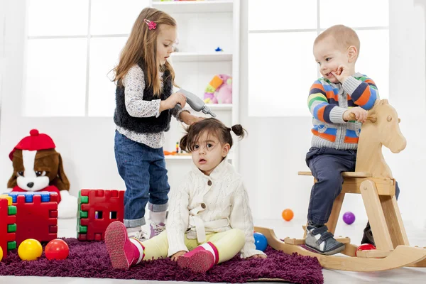 Crianças brincando no quarto — Fotografia de Stock
