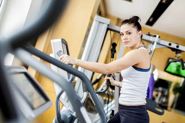 Spor salonundaki genç kadın. — Stok fotoğraf