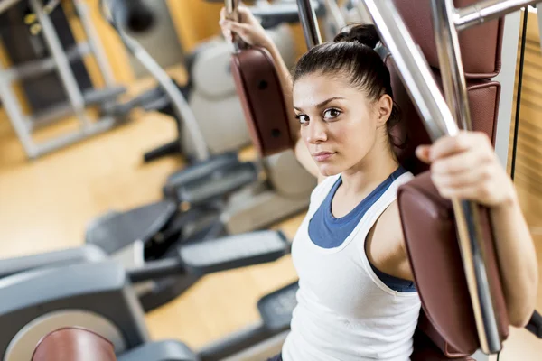 Spor salonunda çalışan genç bir kadın. — Stok fotoğraf