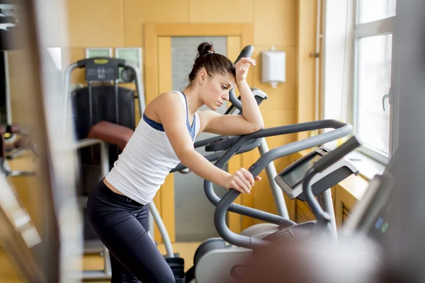 Mujer joven en el gimnasio — Foto de Stock