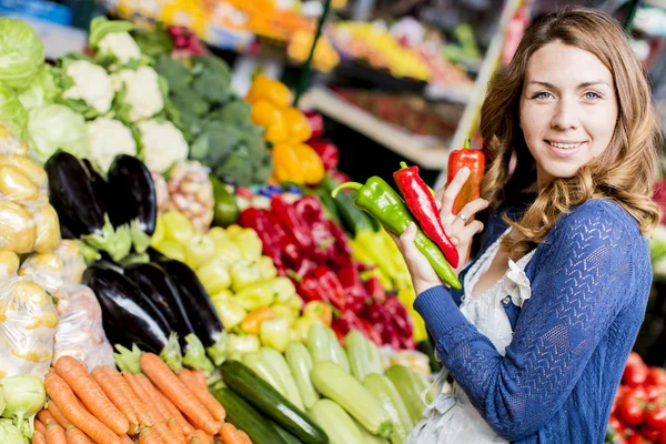 Mujer joven en el mercado — Foto de Stock