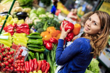 genç bir kadın Market