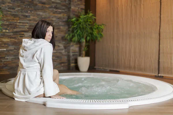 Jeune femme dans le bain à remous — Photo